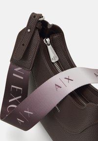 Armani Exchange SMALL SHOULDER BAG - Torba preko tijela - liquor