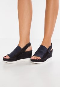 Högl Sandály na platformě - dark blue