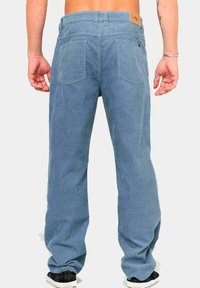 Pantalones de pana azul con un diseño de pierna recta, que cuentan con una cinturilla, dos bolsillos traseros y una etiqueta de cuero en la parte posterior.