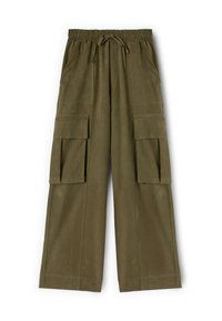 Pantalones cargo verde oliva hechos de una tela suave, con una cintura elástica y cordón, piernas anchas y dos grandes bolsillos frontales.