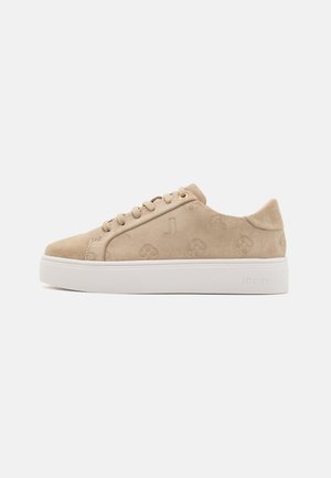 Beige Wildledersneaker mit einer weißen Gummisohle, versehen mit eingeprägten floralen Mustern, runder Schnürung und goldfarbigen Ösen.