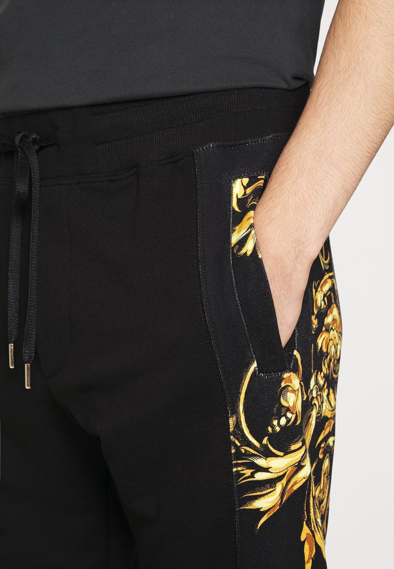 Herren Trainingsanzüge | Versace Jeans Couture GARLAND Jogginghose black/schwarz - WS26341 Herren Trainingsanzüge | Versace Jeans Couture GARLAND Jogginghose black/schwarz - WS26341