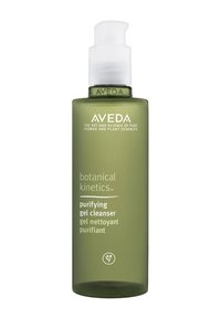 Aveda Botanical Kinetics renande gelrengöring i en genomskinlig grön flaska med en vit pumpdispenser, med tydliga textetiketter.