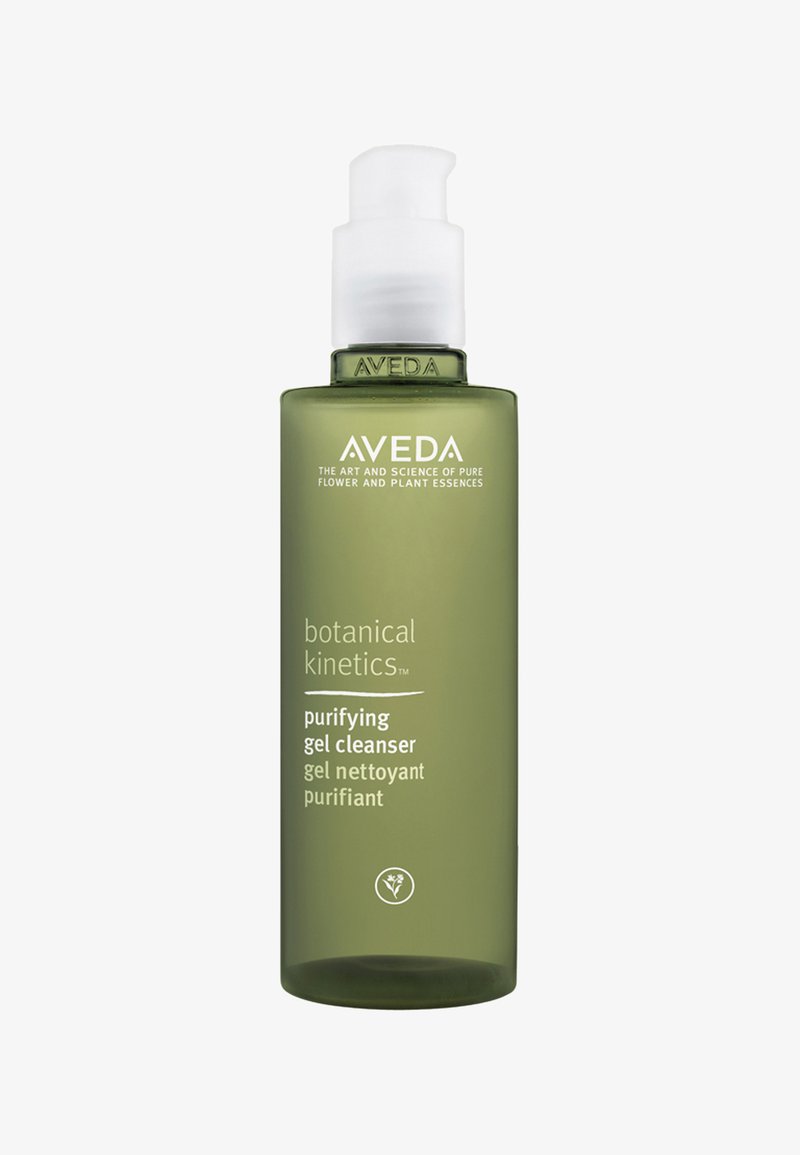 Aveda Botanical Kinetics purifying gelreiniger in een doorschijnende groene fles met een witte pompdop, voorzien van duidelijke etiketten.