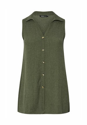 Camisa sin mangas verde, con botones y collar, hecha de una tela texturizada. Presenta un corte recto y botones en tono dorado en la parte delantera.