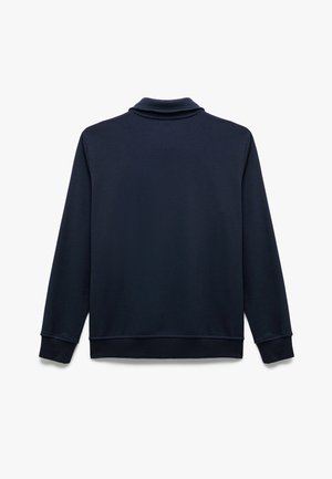 Marineblauwe pullover sweatshirt met een zachte textuur, lange mouwen en een kraag. Beschikt over ribgebreide manchetten en onderrand voor extra comfort.