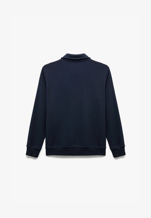Marineblauwe pullover sweatshirt met een zachte textuur, lange mouwen en een kraag. Beschikt over ribgebreide manchetten en onderrand voor extra comfort.