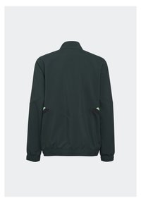 Chaqueta verde oscuro con una textura suave, que presenta un cuello simulado, puños elásticos y acentos en negro y verde menta contrastantes.