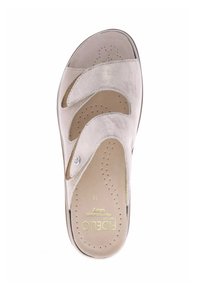 Beige slipper sandaal met drie brede banden, zachte suede bovenkant, gevoerde inlegzool, geperforeerde details en een licht gevormde zool. Maat 38.