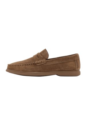 Mocassino da uomo in camoscio marrone con dettagli cuciti e suola piatta in gomma, visto di profilo su sfondo bianco.