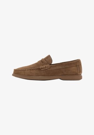 Mocassin pour homme en daim marron avec détails cousus et semelle en caoutchouc plate, vu de côté sur fond blanc.