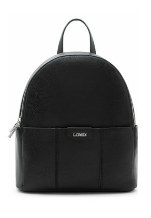 Kleine zwarte leren rugzak met voorvak, afgeronde bovenkant, zilveren ritssluiting en L.CREDI merklogo in het midden aan de voorkant.