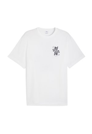 Hvid kortærmet t-shirt med et lille sort grafik af et abstrakt væsen, der holder fodbold, og teksten "Play smarter" på brystet.