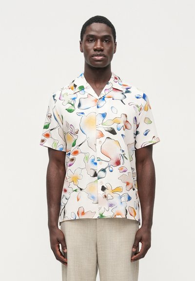 Camicia a maniche corte, con bottoni, in tessuto leggero con un motivo floreale colorato che presenta diverse tonalità di blu, arancione, verde e contorni neri.