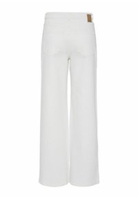 Platas kājas baltas denima bikses ar divām aizmugurējām kabatām, brūnu ādas uzlīmi jostas vietā un gludu, tīru tekstūru.