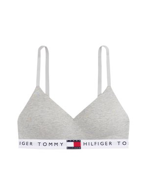 Harmaa puuvillainen bralette, jossa on V-pääntie, ohuet valkoiset olkaimet ja merkkietiketillä varustettu joustava vyö punaisilla, valkoisilla ja sinisillä väreillä.