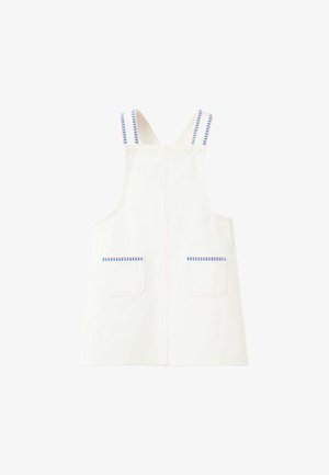 Robe blanche sans manches avec deux poches avant et des détails rayés bleus et roses sur les bretelles et les bords des poches.