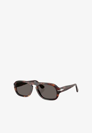 Gafas de sol carey con lentes oscuros, forma rectangular, montura gruesa, puente nasal moldeado y acento plateado en las patillas.