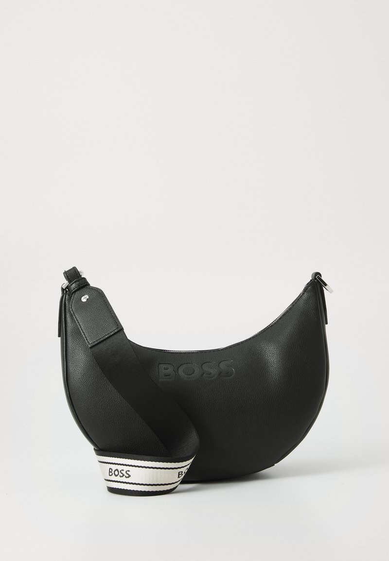 Musta nahkalaukku, jolla on kuun muoto, teksturoitu pinta, kohokuvioitu "BOSS" -logo ja leveä, säädettävä hihna, jossa on raidallisia yksityiskohtia.
