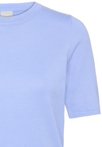 Lichtblauw gebreid topje met korte mouwen, een ronde halslijn en een fijne geribbelde structuur, van voren getoond en afgeknipt net onder de schouders.