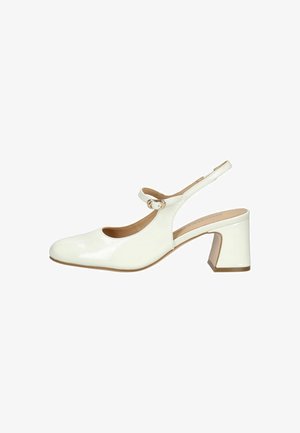 Scarpa slingback in vernice bianca con punta rotonda, strap alla caviglia con fibbia e tacco a blocco. Texture liscia con accenti minimi.