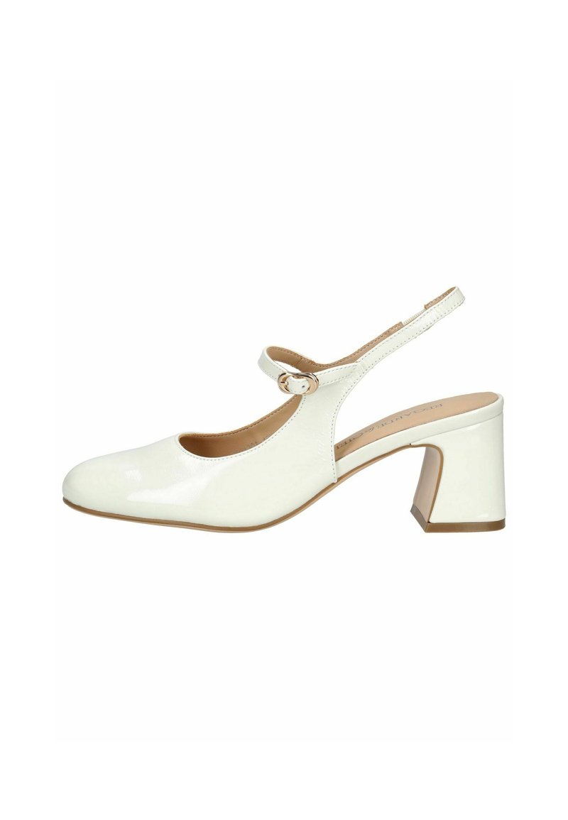 Zapato de charol blanco tipo slingback con punta redonda, tira en el tobillo con hebilla y tacón cuadrado. Textura suave con acentos mínimos.