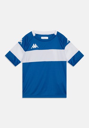 Plava majica kratkih rukava s bijelim horizontalnim prugama, izrađena od glatkog materijala; sadrži Kappa logo na oba rukava u bijeloj boji.