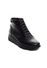 Botines negros de cuero con un diseño texturizado tejido en la parte delantera, puntera redonda y una suela de goma gruesa para mayor soporte.