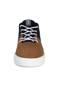 Brązowe i granatowe filcowe buty z białymi sznurowadłami, okrągłym noskiem i gumową podeszwą. Posiadają teksturowaną cholewkę oraz metkę z logo na języku.