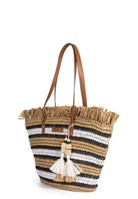 Sac fourre-tout en paille tissée avec des rayures noires, blanches et beiges. Il présente des bords effilochés, des poignées en cuir et un charme à frange décoratif.
