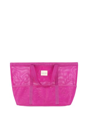 Bolsa de malla de color rosa brillante con asas dobles y una pequeña etiqueta centrada que dice "Ysabel Mora" sobre un fondo blanco.