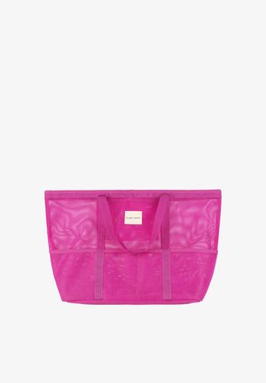 Bolsa de malla de color rosa brillante con asas dobles y una pequeña etiqueta centrada que dice "Ysabel Mora" sobre un fondo blanco.