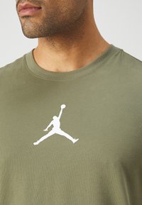 Jordan JUMPMAN SHORT SLEEVE CREW - Spordi T-särk - medium olive/white
