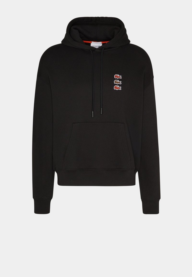 Sweat à capuche noir avec poche ventrale et trois petits logos crocodile brodés en rouge et marron sur le côté gauche de la poitrine.