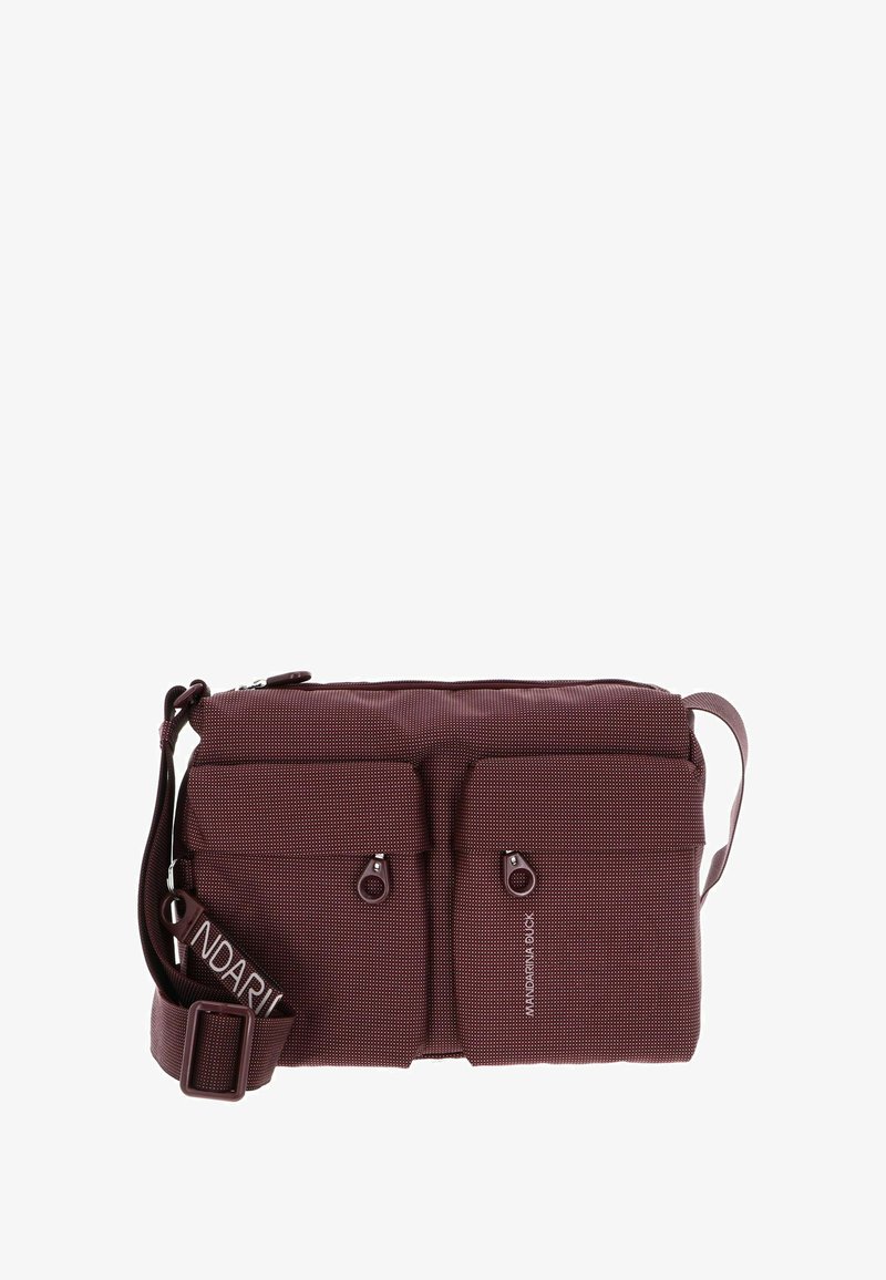 Sac messager bordeaux en tissu texturé, avec deux poches avant, des fermetures éclair et une bandoulière réglable avec détail de logo.