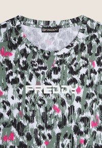T-shirt verde e bianco con un motivo a righe e dettagli neri e rosa. Presenta un collo rotondo e un logo "FREDDY" bianco sul davanti.