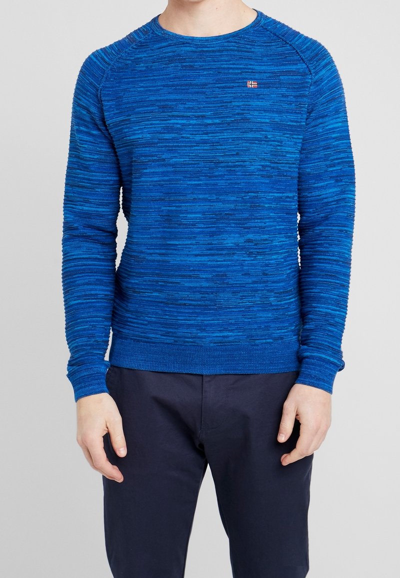 Blauer Strickpullover mit strukturiertem Muster, rundem Ausschnitt und gerippten Bündchen und Saum. Kleines Logotag auf der Brust.