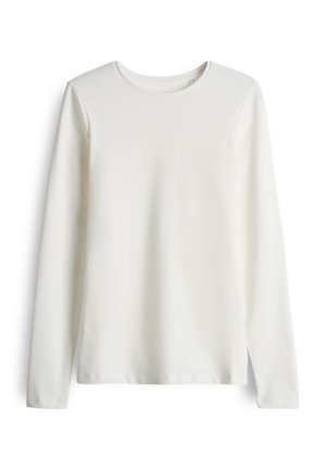 Witte top met lange mouwen van gladde stof, een ronde hals en een rechte zoom. De top heeft een eenvoudig ontwerp zonder zichtbare patronen of accenten.