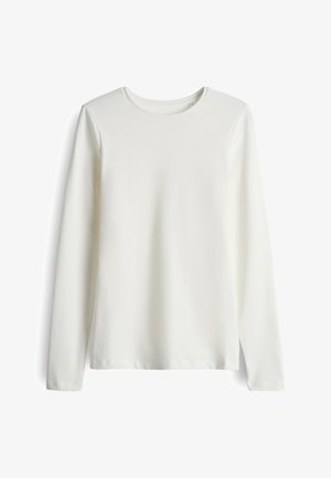 Maglia bianca a maniche lunghe realizzata in tessuto morbido, con colletto tondo e orlo dritto, caratterizzata da un design semplice e senza motivi o dettagli visibili.
