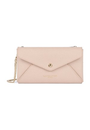 Pochette enveloppe beige texturée avec fermeture bouton doré et bandoulière chaîne dorée, avec une petite inscription dorée à l'avant.