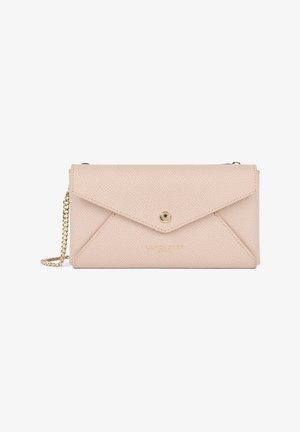Pochette enveloppe beige texturée avec fermeture bouton doré et bandoulière chaîne dorée, avec une petite inscription dorée à l'avant.