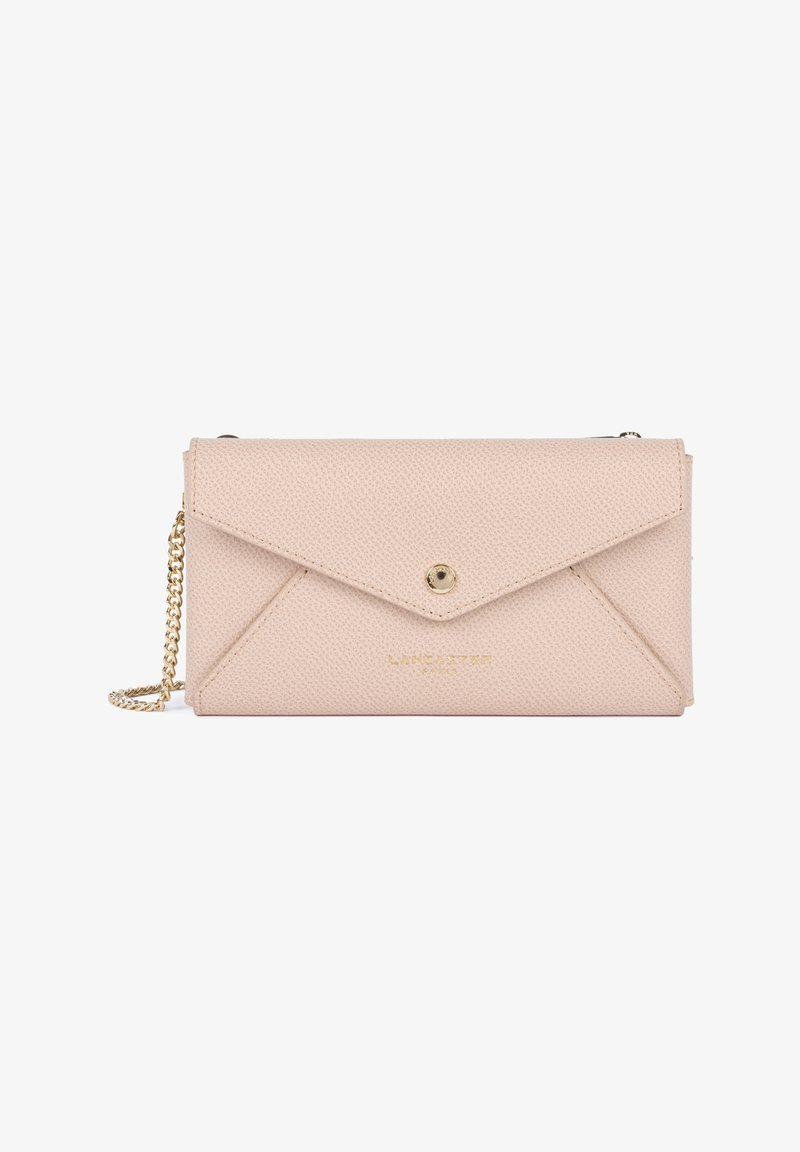 Pochette enveloppe beige texturée avec fermeture bouton doré et bandoulière chaîne dorée, avec une petite inscription dorée à l'avant.