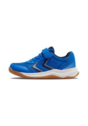 Niebieski sportowy sneaker z białą podeszwą, gumową podeszwą zewnętrzną, oddychającą siateczkową cholewką, czarno-białym wzorem jodełki i paskiem na rzep nad sznurowadłami.