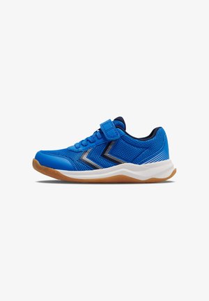 Blauer Sportschuh mit weißer Sohle, Gumminsohle, atmungsaktivem Mesh-Obermaterial, schwarz-weißem Chevron-Design und Klettverschluss über den Schnürsenkeln.