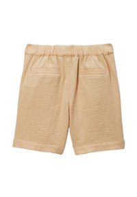 Shorts beiges en tissu texturé, dotés d'une taille élastique et de deux poches arrière, avec une coupe confortable et des ourlets roulés.