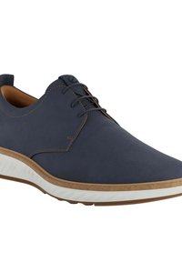 Scarpa in pelle blu navy con punta tondeggiante, design a profilo basso, cuciture chiare in contrasto, dettagli in pelle marrone e suola in gomma bianca.