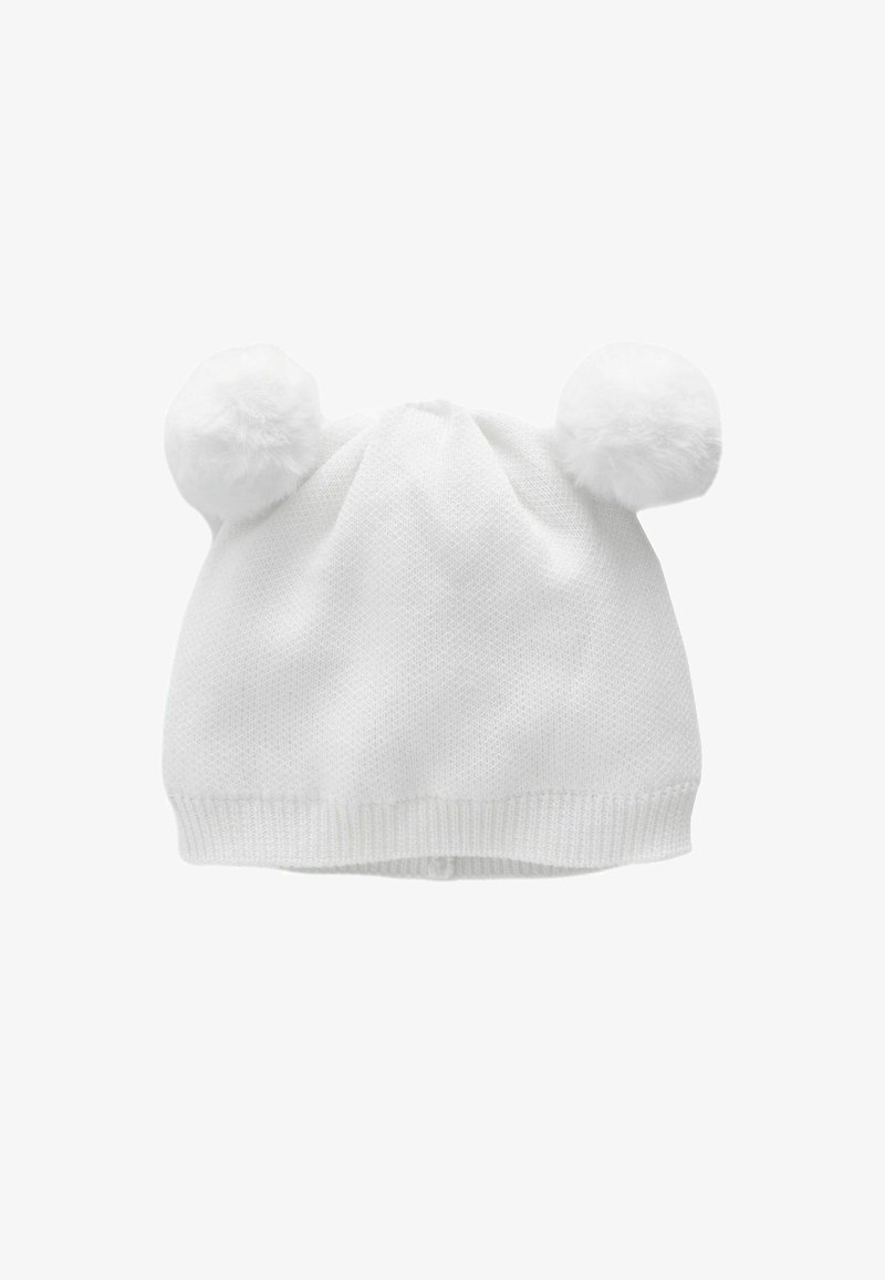Hvid strikket hue med to fluffy pom-poms på toppen, der har en ribbet kanttekstur og en generelt glat finish.