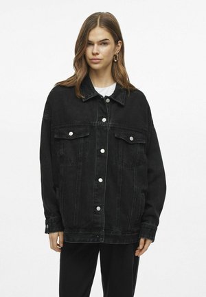Zwarte denim jas met twee borstzakken, zilverkleurige hardware en een relaxte pasvorm. Glad textuur en contraststiksels zichtbaar.