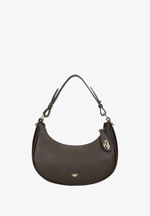 Sac à main en cuir brun texturé de forme courbée, avec une courte bandoulière et un détail en métal doré mettant en valeur un logo.
