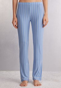 Blauwe en witte gestreepte pyjamabroek met een elastische tailleband, rechte pijpen en subtiele manchet details bij de enkels.